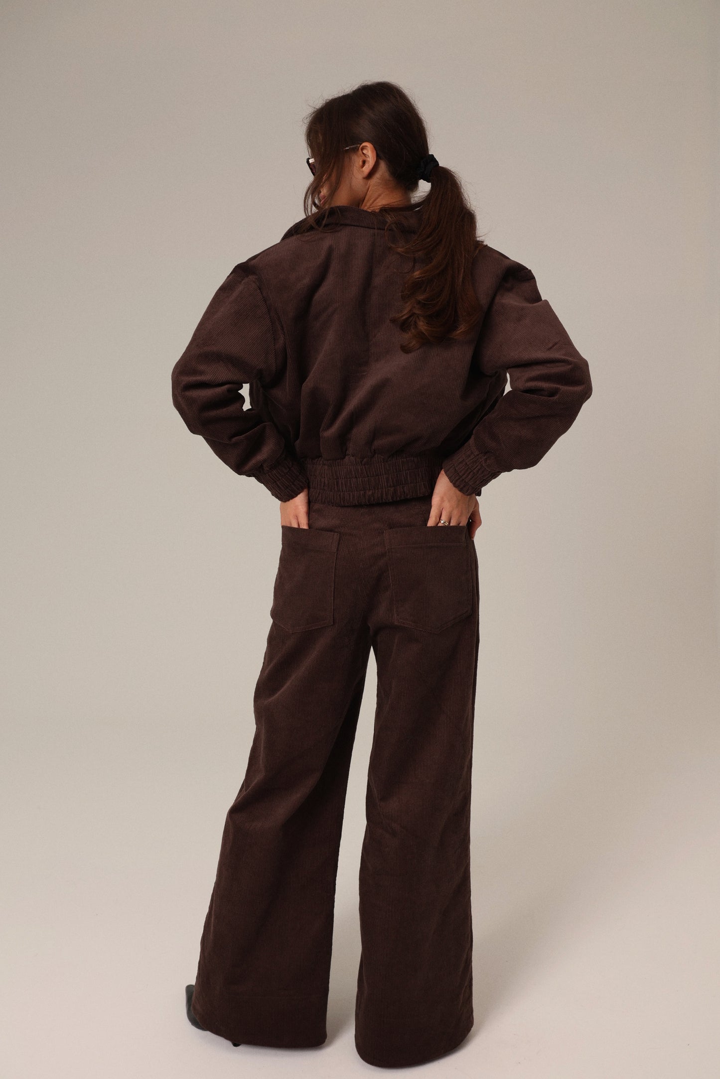 czekoladowe spodnie sztruksowe