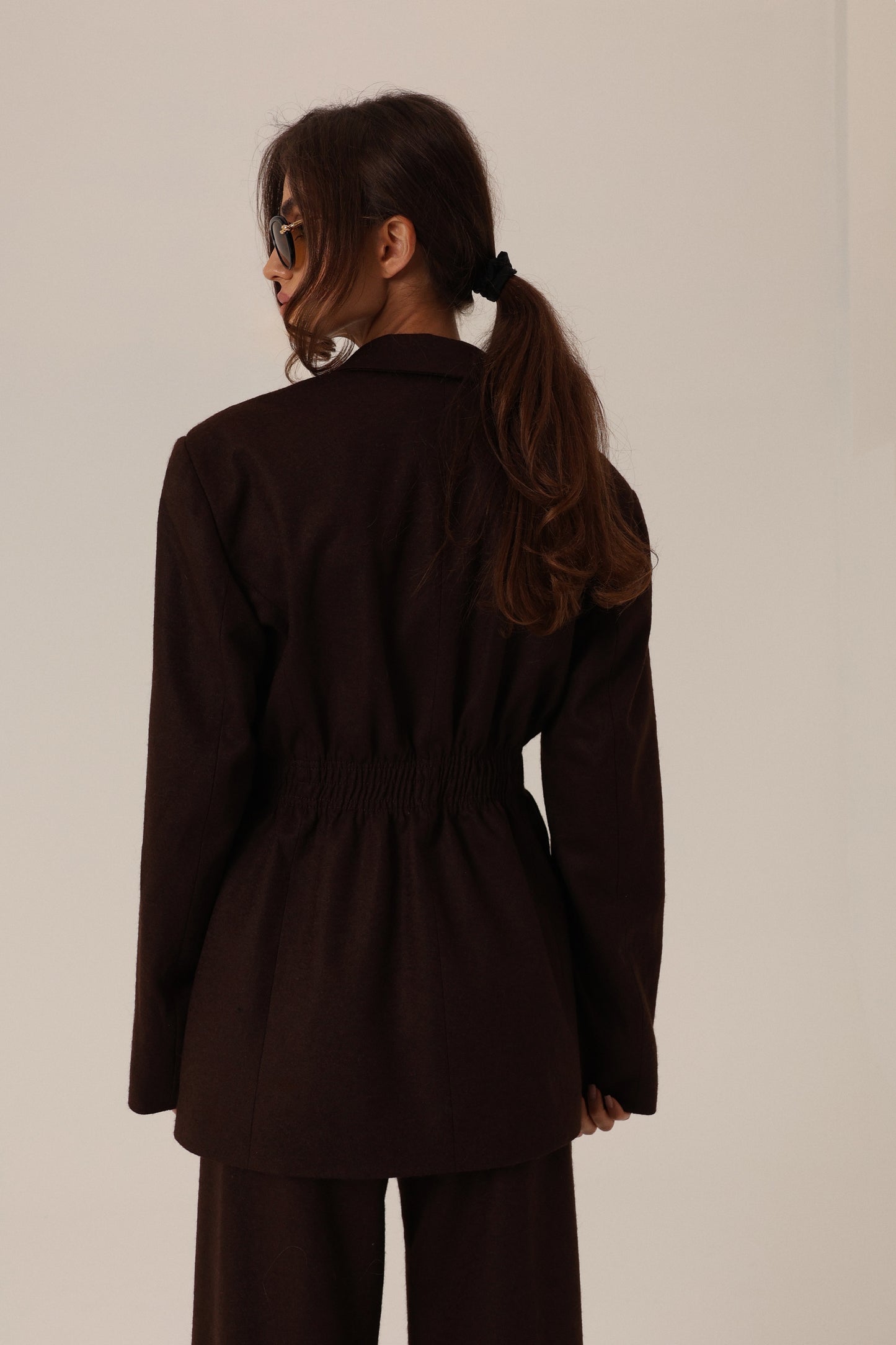 czekoladowa wełniana marynarka